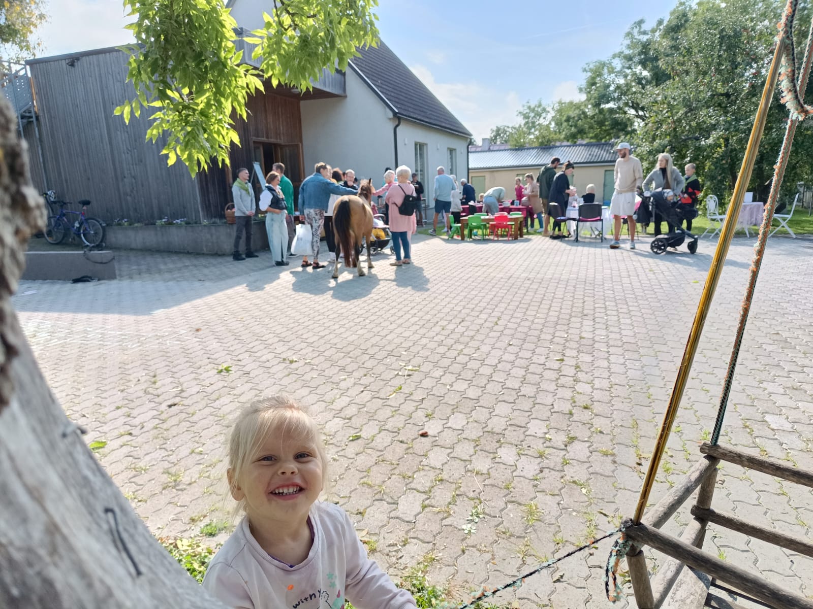 Kuressaare Önneöuna kohvikus sai maiustada taimsete õunakookidega